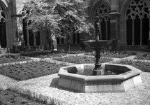 849596 Afbeelding van de fontein met het beeldje van de schrijvende monnik Hugo Wstinc in de pandhof van de Domkerk te ...